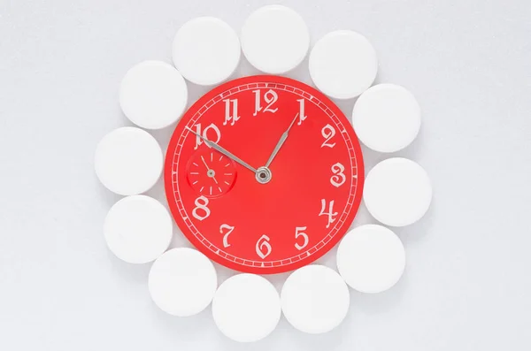 Medicina pillole e orologi — Foto Stock