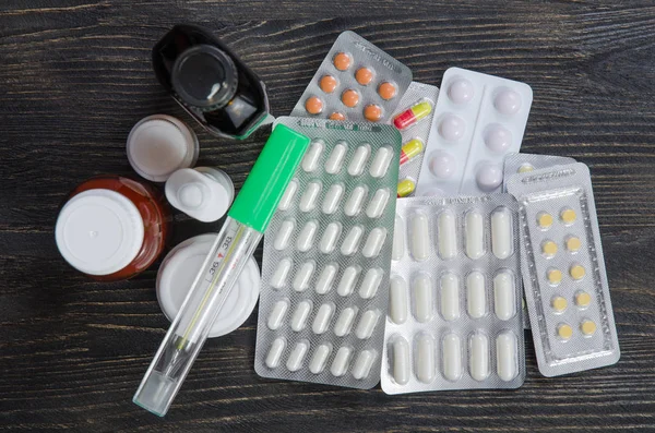 Ναρκωτικά χάπια φαρμάκων σε φόντο ξύλινη — Φωτογραφία Αρχείου
