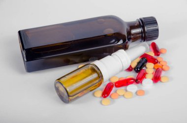 beyaz zemin üzerine tıp hapları