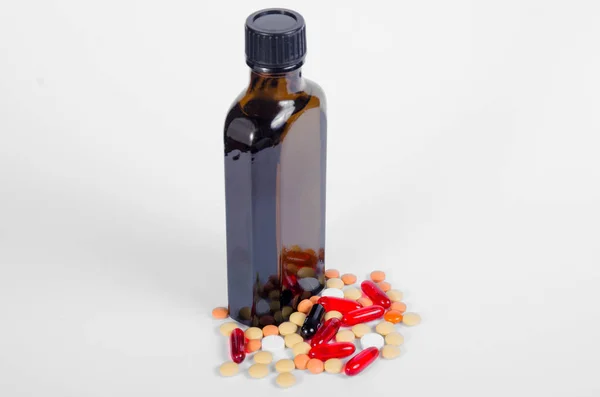 Pillole di medicina su sfondo bianco — Foto Stock