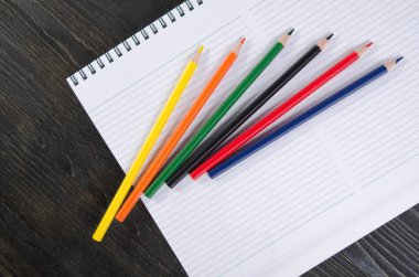 Renkli kalemler ve bir defter.