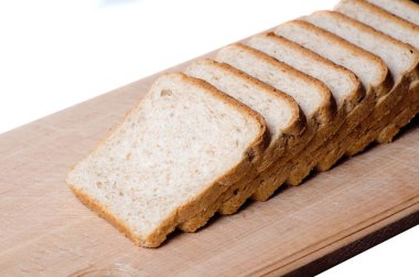 Tahtada dilimlenmiş ekmek.