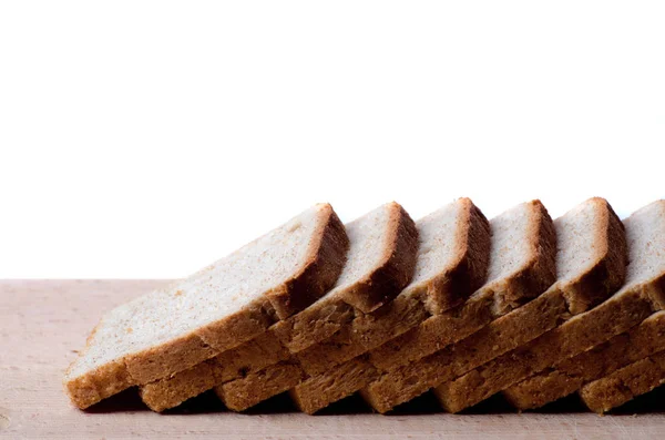 Brot in Scheiben auf einem Brett — Stockfoto