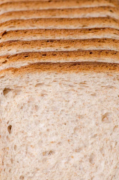 Pan rebanado en una tabla — Foto de Stock