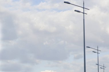Sokak gökyüzüne karşı