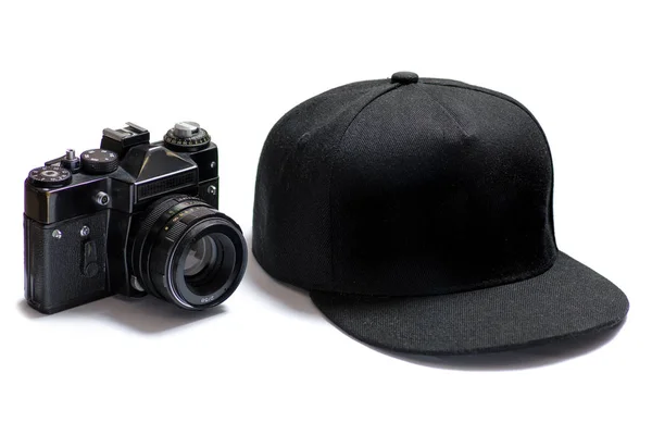 Alte Kamera und schwarze Mütze — Stockfoto