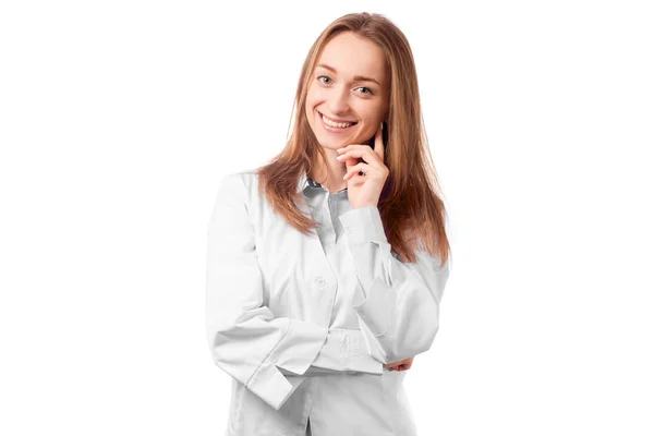 Красавица-врач в белом халате — стоковое фото