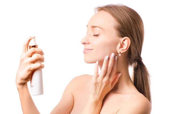 Schöne Frau Gesichtsspray auf Gesichtslotion Kosmetologie — Stockfoto