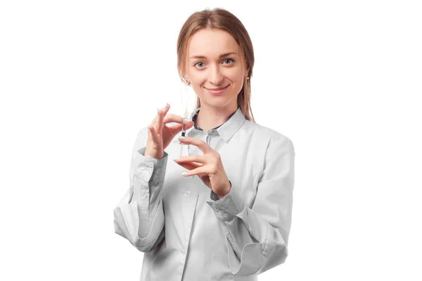 Médecin femme en blouse blanche avec seringue — Photo