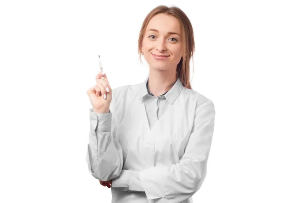 Médecin femme en blouse blanche avec thermomètre — Photo