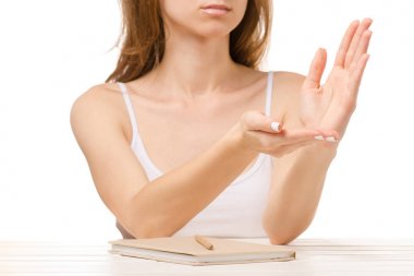 Eller göstermek güzel kadın oturur