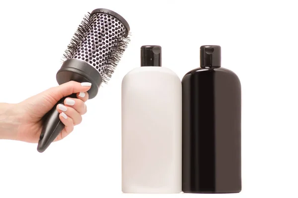 一瓶洗发水和头发梳女手 — 图库照片