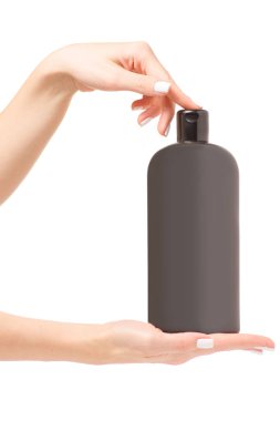 A dişi içinde saç şampuanı bir şişe el