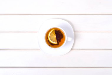 Bir fincan çay bir fincan tabağı üzerinde limonlu