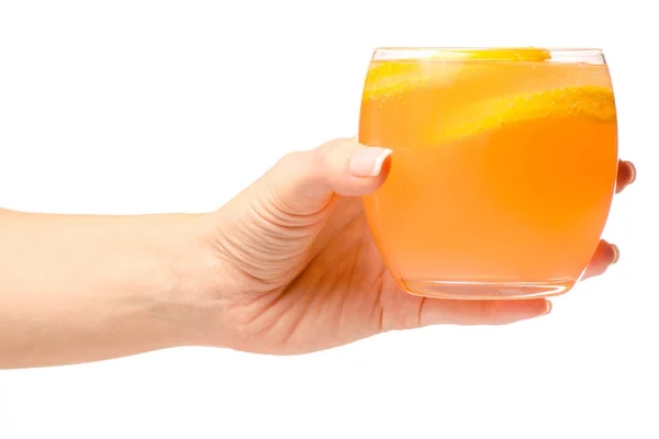 Un bicchiere di limonata arancione limone mano femminile — Foto Stock