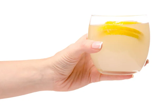 Glas lemonad citron kvinnlig hand — Stockfoto