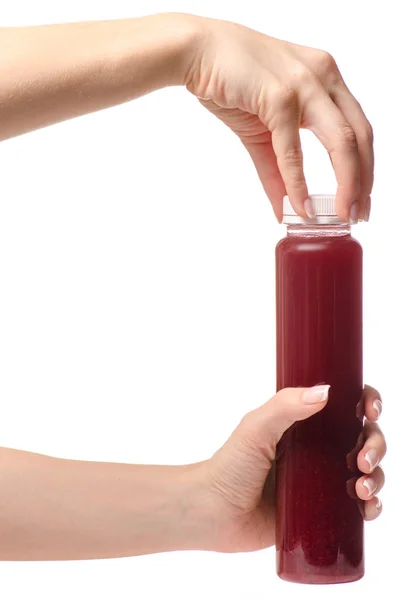 Bebida de fruta de baga em uma garrafa de uma mão feminina — Fotografia de Stock