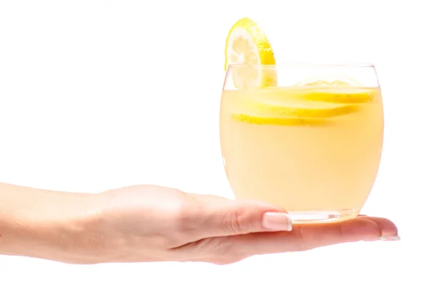 Copo de limão limonada mão feminina — Fotografia de Stock