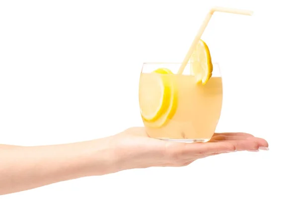 Glas lemonad citron kvinnlig hand — Stockfoto