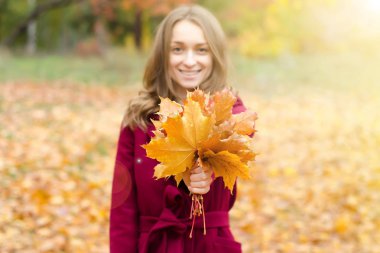 Turuncu ceket buket kadında elinde bırakır 