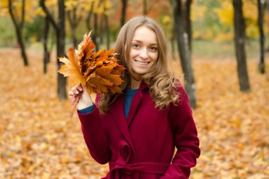 Turuncu ceket buket kadında elinde bırakır 