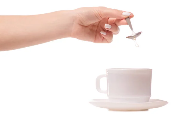 Cangkir dan piring dengan sendok teh di tangan kopi teh — Stok Foto