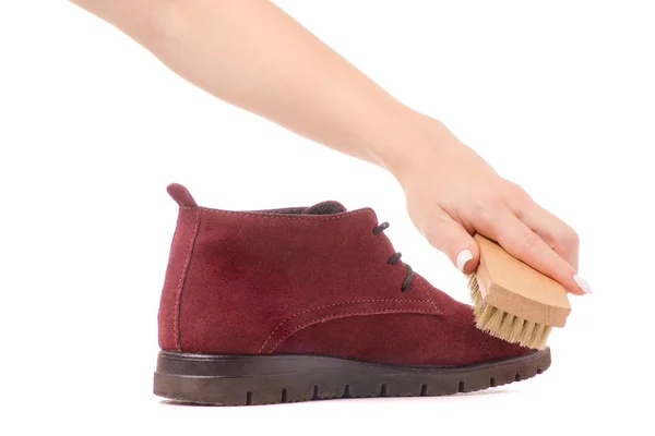 Spazzola pulizia scarpe nelle mani — Foto Stock