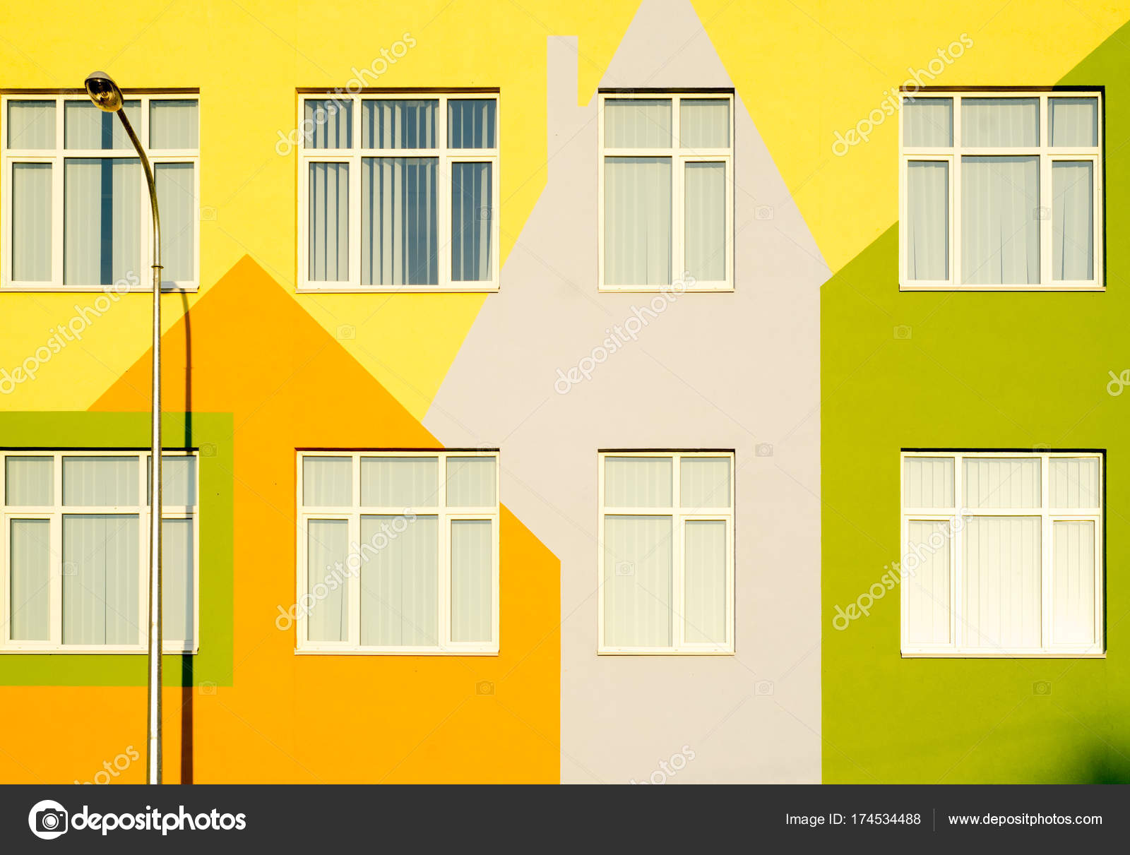 Maison Multicolore Maternelle Jaune Orange Lanterne Belle Image De Evgenyjs1