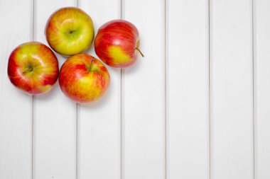 Kırmızı güzel elma