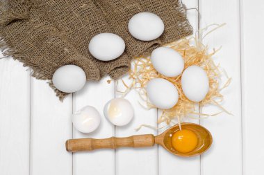 Yumurta tahta kaşık sarısı el