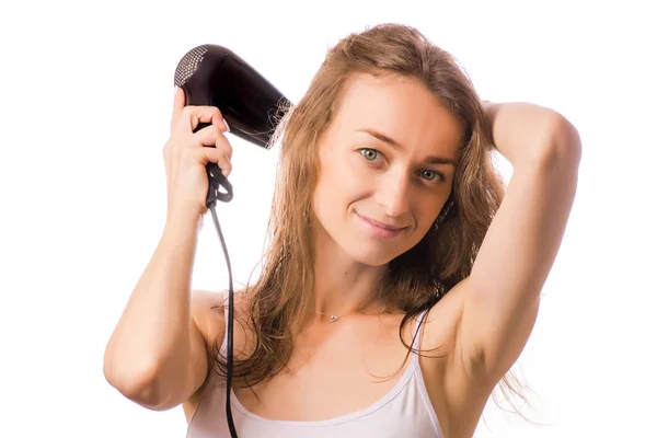 Schöne junge Frau trocknet die Haare mit einem Haartrockner Schönheit — Stockfoto