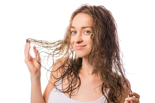 Mooie jonge vrouw natte haren — Stockfoto