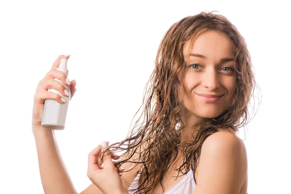 Mooie jonge vrouw NAT haarspray voor haar geïsoleerd — Stockfoto