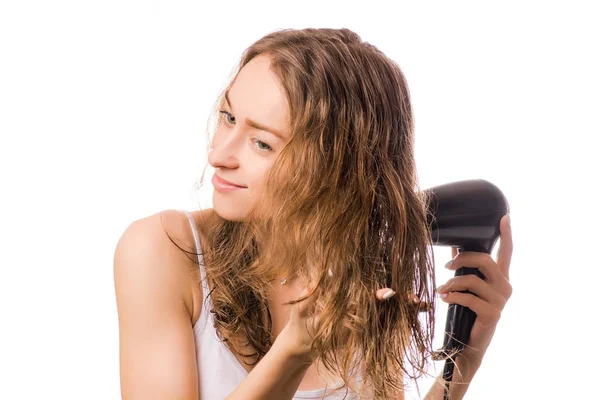 Belle jeune femme sèche les cheveux avec une beauté sèche-cheveux Images De Stock Libres De Droits