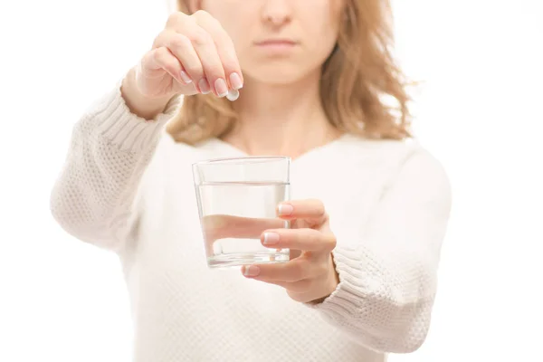 Mulher segurando vidro de comprimido remédio água — Fotografia de Stock