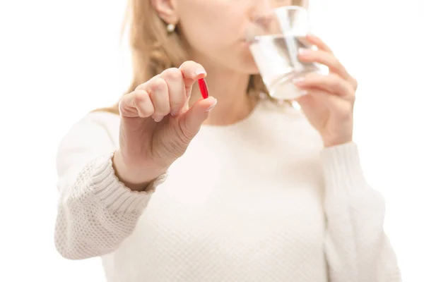 Γυναίκα που κρατά ποτήρι νερό φάρμακο δισκίο — Φωτογραφία Αρχείου