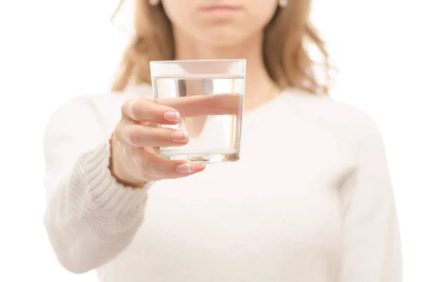 Mujer sosteniendo un vaso de agua —  Fotos de Stock