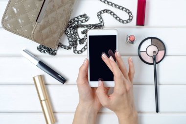 Bir el çantası kozmetik cep telefonu akıllı telefon tutarak el