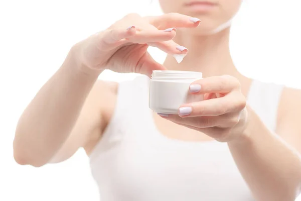 Mujer manos femeninas sosteniendo crema de manos — Foto de Stock