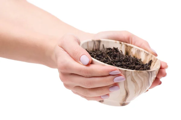 Tè di foglia in un piale di mani femminili — Foto Stock