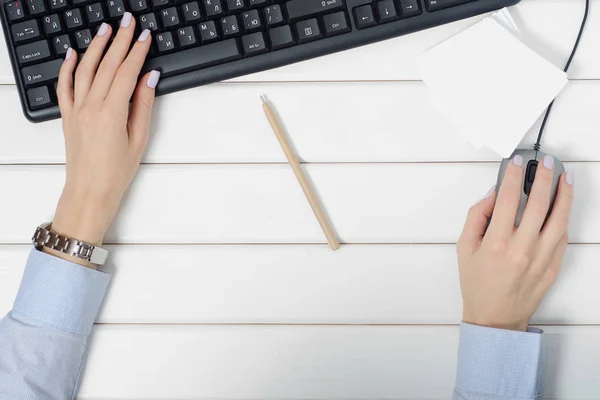 Γυναικείο χέρι σημειώσεις για τις σημειώσεις στυλό πληκτρολόγιο ποντίκι από τον υπολογιστή — Φωτογραφία Αρχείου
