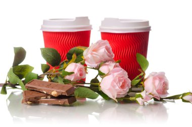 Çikolata çiçek iki karton kahve bardağı