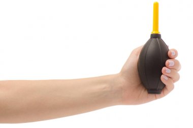 Kadın el kamera temizlemek için bir armut tutarak