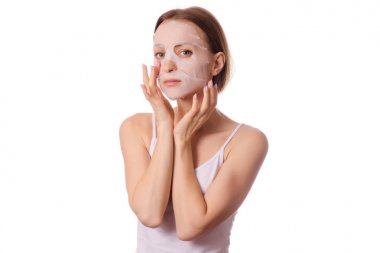Güzel genç kadın onun yüz güzellik kozmetik doku maske