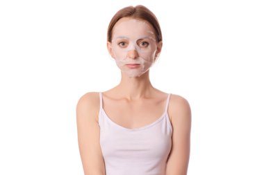 Güzel genç kadın onun yüz güzellik kozmetik doku maske