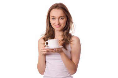 Bir beyaz Kupası ve kahve çay fincan tabağı tutan güzel genç kadın