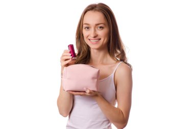 Güzel genç kadın kozmetik çantası elinde ruj dudak parlatıcısı