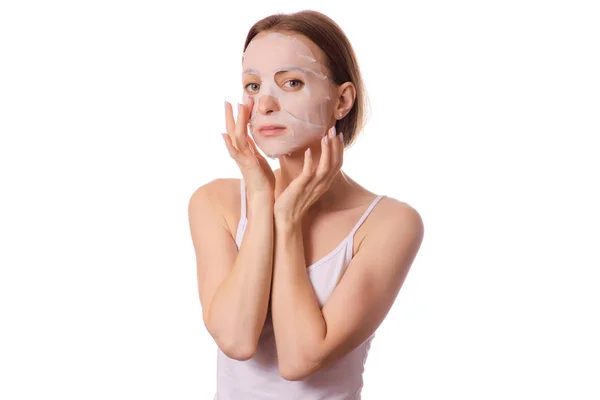 Wanita muda yang cantik masker tisu di wajahnya kecantikan kosmetik — Stok Foto