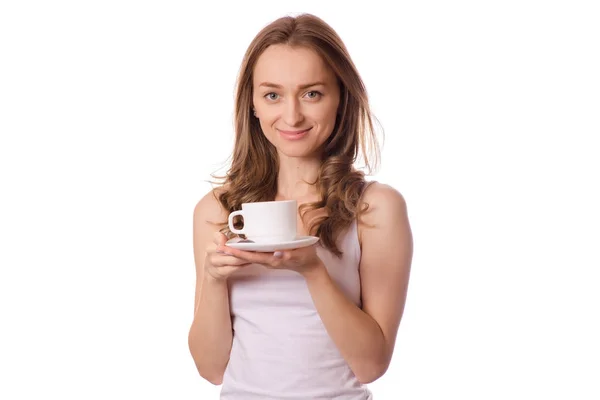 Bir beyaz Kupası ve kahve çay fincan tabağı tutan güzel genç kadın — Stok fotoğraf