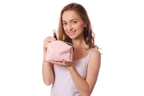 Mooie jonge vrouw cosmetische zak in handen van lipgloss lippenstift — Stockfoto